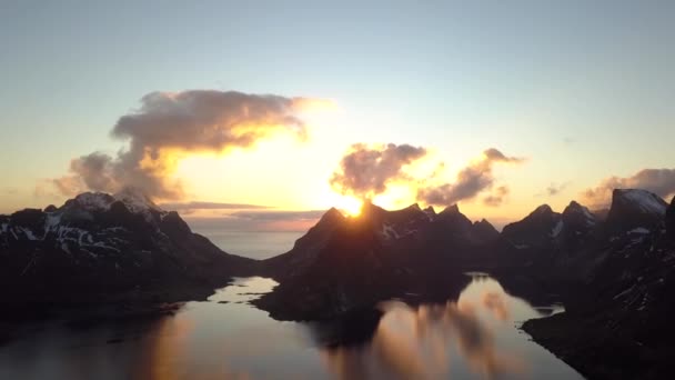 Noruega Lofoten Reine rayo de puesta del sol aéreo drone video — Vídeos de Stock
