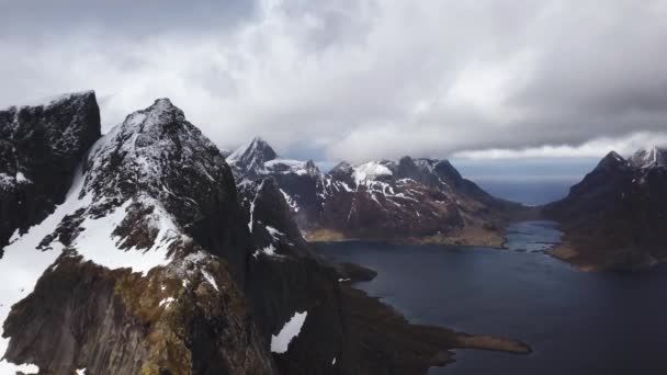 Brutális hegyek légi felvételek Norvégia. Lofoten szigetek sziklás hegyek. Hegyi tavak, esős hegycsúcsok — Stock videók