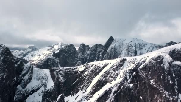 Montanhas brutais filmagem aérea para o norte. Lofoten ilhas montanhas rochosas. Lagos de montanha, picos de montanha chuvosos — Vídeo de Stock