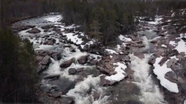 Havadan görünüm. Taş kayalık dağlarda küçük şelale Nehri, Norveç.