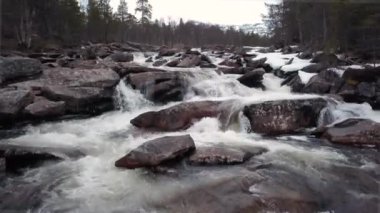 Norveç'te akarsu nehrinin aşağısında ki drone vuruldu.