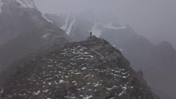 Turista fotógrafo de naturaleza con fotos de cámara mientras está de pie en la cima de la montaña. Beautiful Nature Noruega archipiélago de Lofoten. Antena — Vídeos de Stock