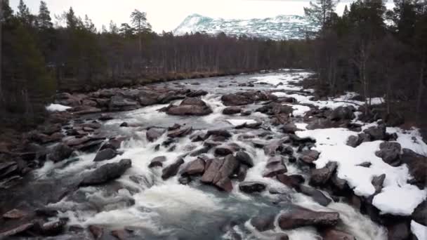 Widok z lotu ptaka. Mały wodospad rzeka w kamiennych Górach Skalistych, Norwegia. — Wideo stockowe