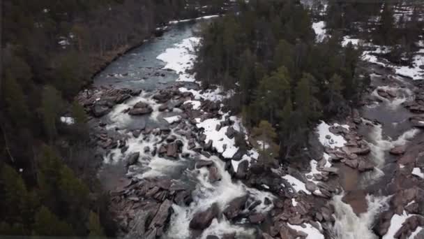 Utsikt från luften. Little vattenfall flod i sten klippiga bergen, Norge. — Stockvideo