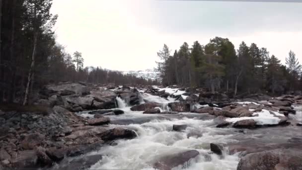 Widok z lotu ptaka. Mały wodospad rzeka w kamiennych Górach Skalistych, Norwegia. — Wideo stockowe