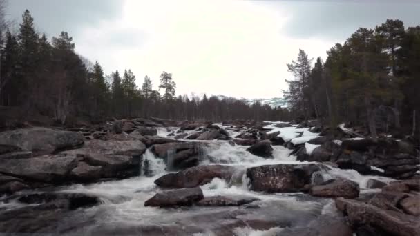 Luftaufnahme. kleiner Wasserfallfluss in steinigen felsigen Bergen, Norwegen. — Stockvideo