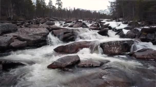 Drohnenschuss flussabwärts in Norwegen. — Stockvideo