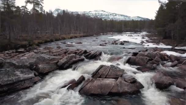 Drohnenschuss flussabwärts in Norwegen. — Stockvideo