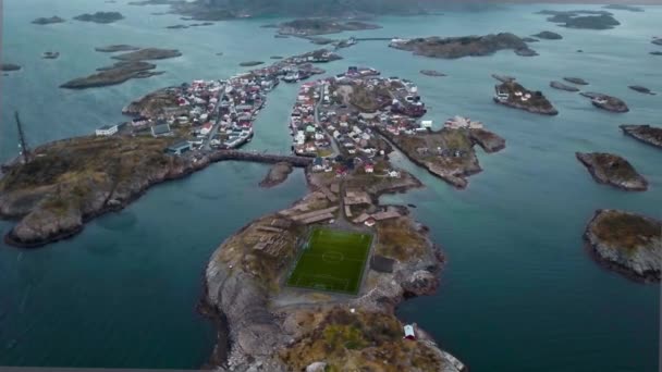Norges fotbollsstadion med blått vatten och klippor. — Stockvideo