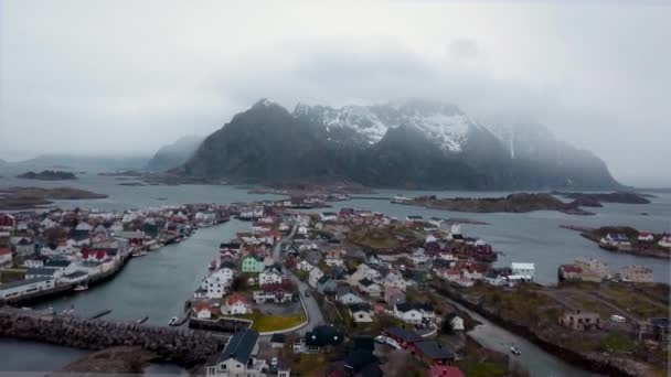 Γήπεδο ποδοσφαίρου Νορβηγίας με γαλάζια νερά και βράχια. — Αρχείο Βίντεο