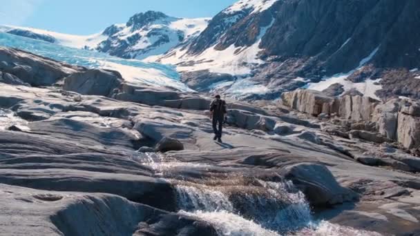 Пешие прогулки в горах Норвегии, ледник Свартисен — стоковое видео