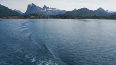 Tekne izi ile mavi deniz suyu. Yavaş hareket. Su köpüğü izi gemi d.