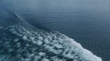 Tekne izi ile mavi deniz suyu. Yavaş hareket. Su köpüğü izi gemi d.