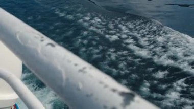 Tekne izi ile mavi deniz suyu. Yavaş hareket. Su köpüğü izi gemi d.