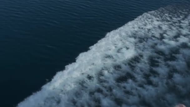 Blaues Meerwasser mit Bootsspuren. Zeitlupe. Wasserschaum auf dem Schiff. — Stockvideo