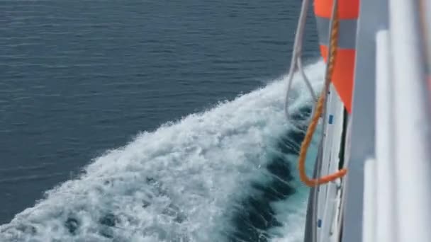 Blaues Meerwasser mit Bootsspuren. Zeitlupe. Wasserschaum auf dem Schiff. — Stockvideo