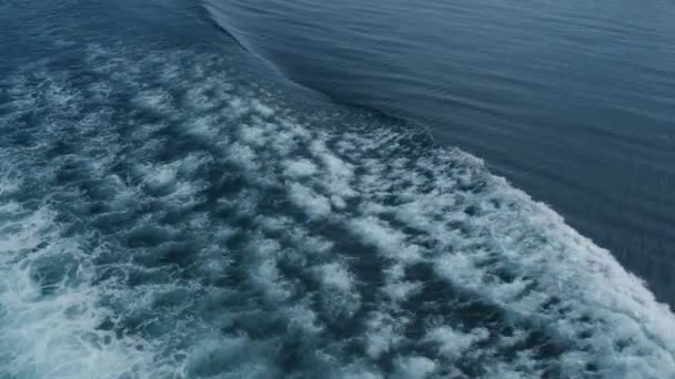 Acqua blu di mare con traccia di barca. Al rallentatore. Schiuma d'acqua traccia d la nave . — Video Stock