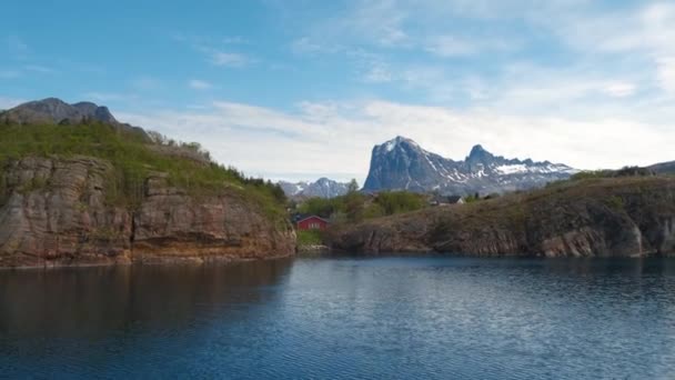 Reizen in Noorwegen op een boot. Uitzicht op een typisch Noors landschap van een bewegende boot. — Stockvideo