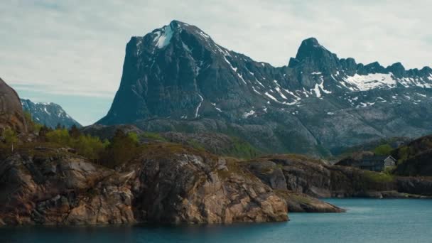 Pohled na typickou norskou krajinu z pohyblivé lodi. — Stock video