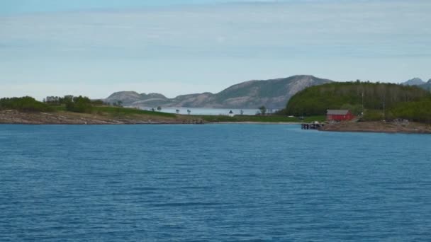 Viajando no norway em um barco. Vista de uma paisagem típica nórdica de um barco em movimento . — Vídeo de Stock