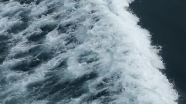 Eau de mer bleue avec trace de bateau. Au ralenti. Mousse d'eau trace d le navire . — Video