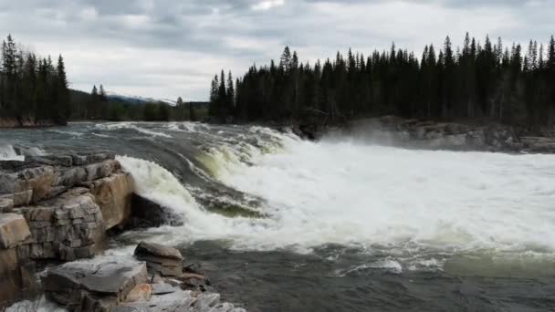 Gebirgsflusswasser in Zeitlupe in Großaufnahme. Norwegen Schöne Natur. — Stockvideo
