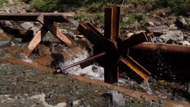 Eski su çarkı fabrikası. Su çarkı. Su eski bir su tekerleğine düşer. Eski ahşap değirmen tekerlek — Stok video
