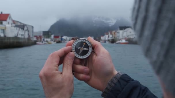 Close-up op kompas instrument in gehandschoende hand. Berg wandelpaden. Winter mountain reis concept. — Stockvideo