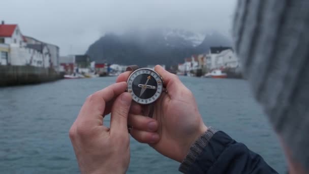 Nahaufnahme auf dem Kompassinstrument in der behandschuhten Hand. Bergwanderwege. Winterbergtour-Konzept. — Stockvideo