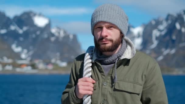 Porträt eines Matrosen. Im Hintergrund die norwegischen Furten — Stockvideo