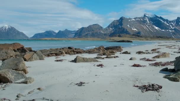 Mořské pobřeží a pláž v létě na Lofotenových souostroví. Norsko. Turistická atrakce. — Stock video