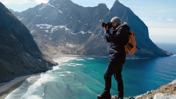 Profesyonel fotoğrafçı erkek ile vadinin fotoğrafını çekerken DSLR giyen sırt çantası fotoğraf güzel manzara doğa seyahat macera Norveç — Stok video