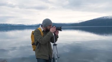 Profesyonel fotoğrafçı erkek, ile vadinin fotoğrafını çekmek DSLR giyen sırt çantası fotoğraf güzel manzara doğa seyahat macera Norveç