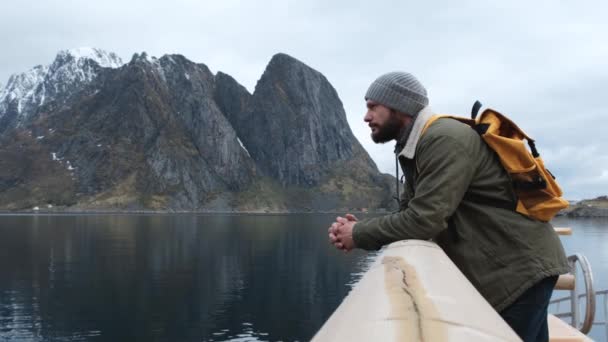 Touriste masculin regardant à beau paysage. Mer incroyable, surface d'eau calme. Hautes montagnes ciel bleu propre . — Video