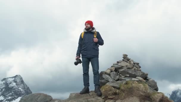 Fotógrafo profesional macho tomando fotografía de valle con DSLR usando mochila fotografiando paisaje escénico naturaleza viaje aventura Noruega — Vídeo de stock