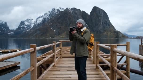 Fotógrafo profesional macho tomando fotografía de valle con DSLR usando mochila fotografiando paisaje escénico naturaleza viaje aventura Noruega . — Vídeos de Stock