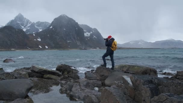 Hivatásos fotós teszi képek az óceán. Tájképi természet kaland kaland Norvégia. — Stock videók