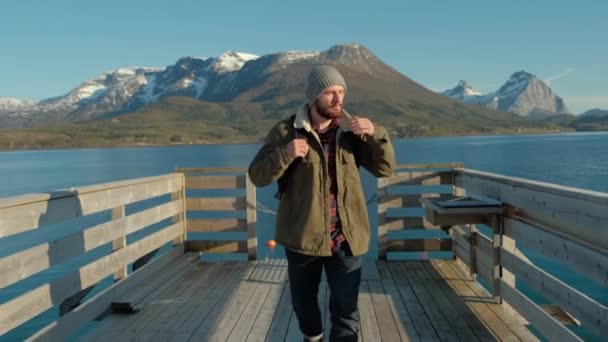 Pier in de fjord met een man. Noorwegen regenen Lofoten. — Stockvideo