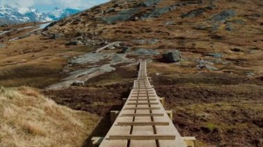 Kvalvika Plajı Norveç için bataklık ahşap yol yürüyüş yolu.