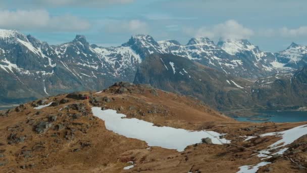 Montanha localizada na Noruega na primavera, cheia de grama e neve . — Vídeo de Stock