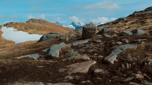 Berget ligger i Norge på våren, fyllt med både gräs och snö. — Stockvideo