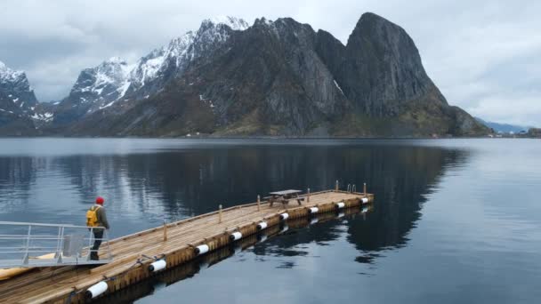 Pier in de fjord met een man. Noorwegen regenen Lofoten. — Stockvideo