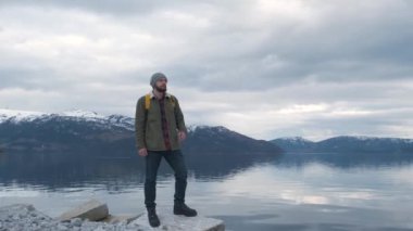 hipster Norveç 'te nehir kenarında yürüyor. Akşam zamanı