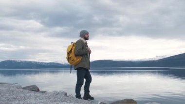 hipster Norveç 'te nehir kenarında yürüyor. Akşam zamanı