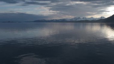 Moskenesoya adasında Reine ve Hamnoy kıyı şeridinde günbatımı bulutlu gökyüzü, Lofoten Islands archipelag.