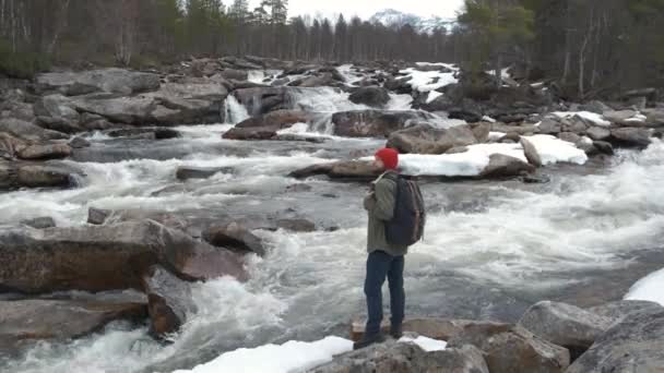 Man turist vandrare med ryggsäck njuter av natursköna utsikt Mountain River landskap. Travel vandrare tittar bort. Resor, människor och livsstilskoncept — Stockvideo