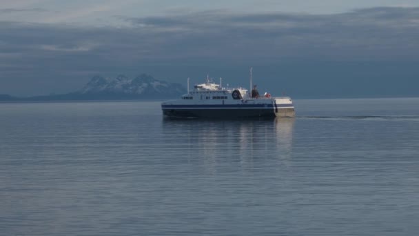 Ferry op de fjord met sneeuwbergen — Stockvideo