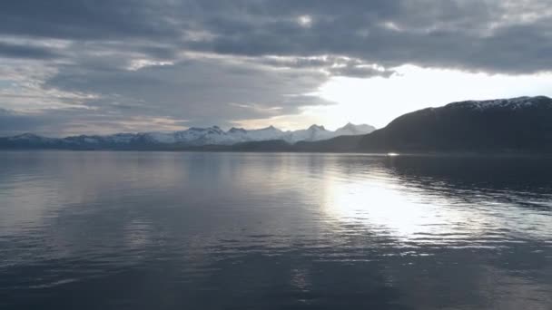 Moskenesoya adasında Reine ve Hamnoy kıyı şeridinde günbatımı bulutlu gökyüzü, Lofoten Islands archipelag. — Stok video