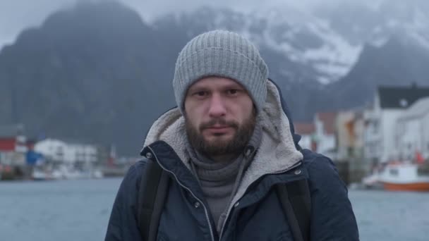 Close up portrait of serious man of Norway pier, background boat — Stock Video