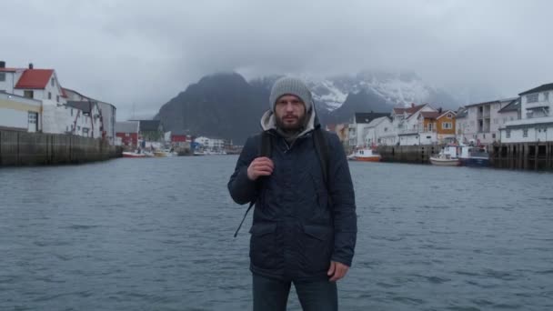 Close up retrato de homem sério do cais da Noruega, barco de fundo — Vídeo de Stock